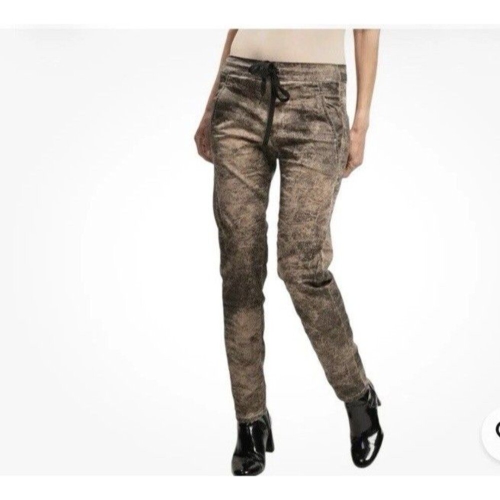 NWT! Flattering Women’s Jeans in Brown Distressed Wash